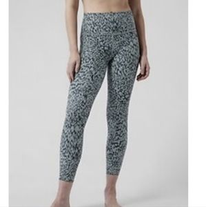 Athleta Salutation Stash II Pocket Tight 7/8 Green Black Leopard Print s…